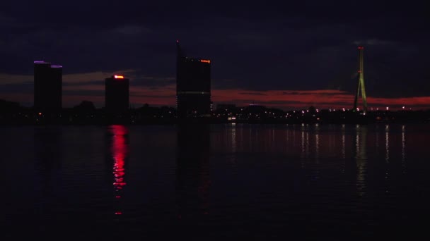 Vansu Bridge a Riga è un ponte funivia che attraversa il fiume Daugava a Riga — Video Stock