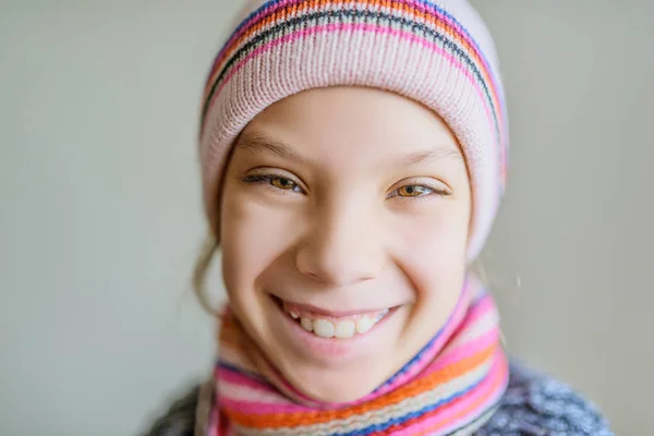Pequena menina bonita em chapéu de inverno e cachecol — Fotografia de Stock