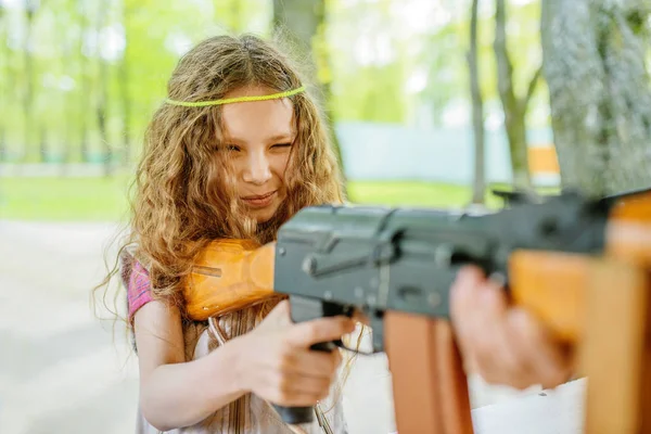 Meisje met Kalashnikov assault rifle — Stockfoto