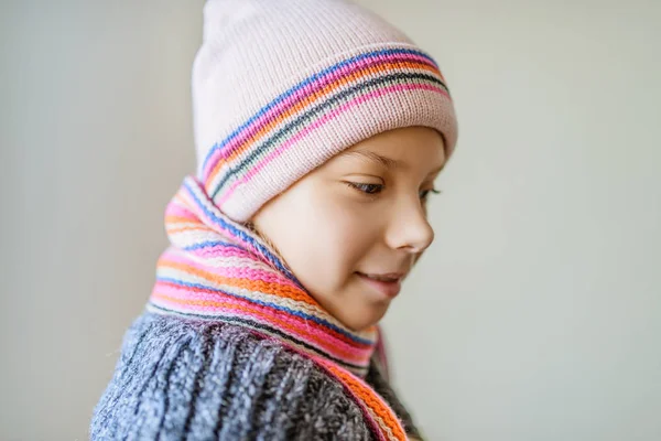 Liten vacker flicka i vintermössa och halsduk — Stockfoto