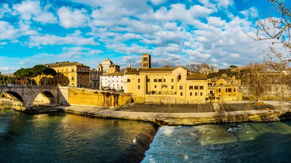 Isla Tíber es la única isla en el río Tíber que atraviesa Roma . —  Fotos de Stock