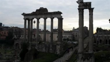 Beyaz mermer kemer Septimius Severus Roma Forum kuzeybatı ucundaki İmparator Septimius Severus ve Caracalla ve Geta iki oğlu Pers zaferler anmak için zafer takı var. Roma, İtalya