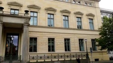 Eski Kütüphanesi'nde Bebelplatz 1 Berlin'in Mitte bölgesinde, Berlin Devlet Operası'nın karşısında bir binadır. İki bina kütüphane ve palais şimdi hukuk, Humboldt Üniversitesi Fakültesi merkezi bulunmaktadır.