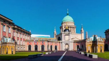 Timelapse: Eski Pazar Meydanı (Alter Markt) Potsdam, Saint Nicholas için adanmış bir evangelist Lutheran Kilisesi planları için Karl Friedrich Schinkel tarafından inşa edilmiş Aziz Nikolaos Kilisesi Potsdam olduğunu.