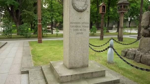 Monumento de Antanas Juozapavicius, Kaunas, Lituânia. Antanas Juozapavicius - primeiro oficial militar lituano que morreu pela independência lituana . — Vídeo de Stock