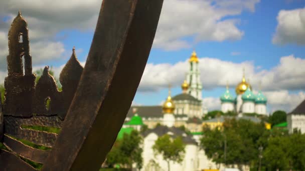 圣士三位一体修道院是最重要的俄罗斯修道院和俄罗斯东正教的精神中心。修道院坐落在俄罗斯联邦 Sergiyev 夫镇. — 图库视频影像