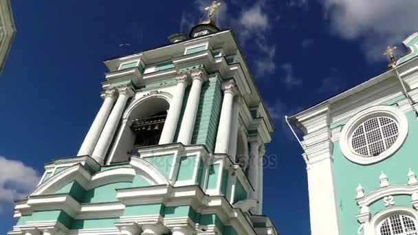 高尚な大聖堂の丘からのロシア連邦スモレンスク市を支配前提の大聖堂教会は 800 年のスモレンスクの主要教会の司教をされています。. — ストック動画
