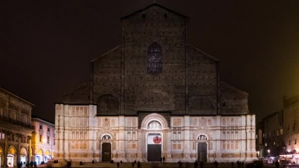 Timelapse: Basiliek van San Petronio is de belangrijkste kerk van Bologna, Emilia Romagna, Noord-Italië. Het domineert het Piazza Maggiore. Is het tiende grootste kerk in de wereld door volume. — Stockvideo