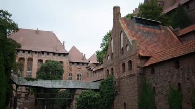 Castle, Germen sırasına göre Malbork yüzey alanı tarafından dünyanın en büyük kalesidir. Bir Ordensburg kale şeklinde Töton Şövalyeleri tarafından Marienburg, Prusya içinde inşa edilmiş.