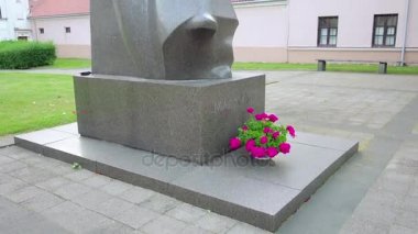 Anıt, Jonas Maironis, Kaunas, Litvanya. Maironis (d. 3 Kasım 1862-28 Haziran 1932) en ünlü Litvanyalı şairler biridir. O Pasandravys, Raseiniai İlçe Belediyesi doğdu.