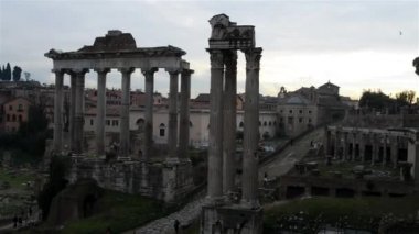 Beyaz mermer kemer Septimius Severus Roma Forum kuzeybatı ucundaki İmparator Septimius Severus ve Caracalla ve Geta iki oğlu Pers zaferler anmak için zafer takı var. Roma, İtalya