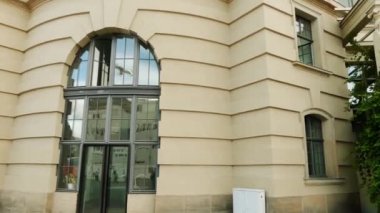 Eski Kütüphanesi'nde Bebelplatz 1 Berlin'in Mitte bölgesinde, Berlin Devlet Operası'nın karşısında bir binadır. İki bina kütüphane ve palais şimdi hukuk, Humboldt Üniversitesi Fakültesi merkezi bulunmaktadır.