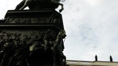 Berlin Humboldt Üniversitesi tarihinde Berlin Üniversitesi liberal Prusya eğitim reformcu ve dilbilimci Wilhelm von Humboldt tarafından kurulan Almanya'nın en eski üniversitelerinden biridir.