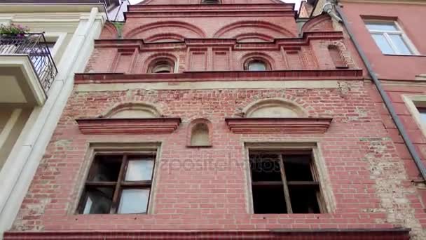 Stary dom na ulicy Vilniaus w Kownie. Kowna jest drugim co do wielkości miasto na Litwie i historycznie prowadzi centrum litewski życia gospodarczego, naukowego i kulturalnego. — Wideo stockowe