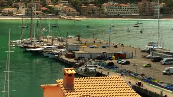 Port de Soller är en by och hamnen i staden i Mallorca, Balearerna, Spanien. Tillsammans med byn av Fornalutx och hamlet av Biniaraix kombineras de till Soller. — Stockvideo