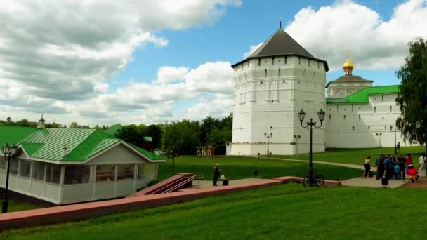 Trinity Lavra av Sankt Sergius är viktigaste ryska kloster och andliga centrum av ryska ortodoxa kyrkan. Klostret ligger i staden Sergiyev Posad, Ryssland. — Stockvideo