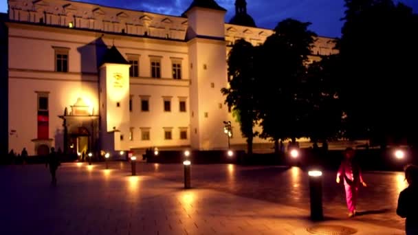 Timelapse: Paleis van groothertogen van Litouwen is paleis in Vilnius, Litouwen. Het werd oorspronkelijk gebouwd in de 15e eeuw voor de heersers van het Grootvorstendom Litouwen en toekomstige koningen van Polen. — Stockvideo