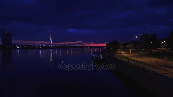 Vansu Bridge in Riga is tuibrug die over de rivier Daugava in Riga — Stockvideo