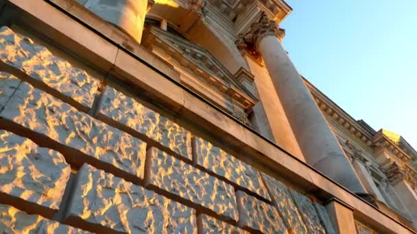 Rijksdaggebouw is historische bouwwerk in Berlijn, Duitsland, gebouwd naar huis keizerlijke dieet van Duitse Keizerrijk. Het werd geopend in 1894 en gehuisvest het dieet tot 1933. — Stockvideo