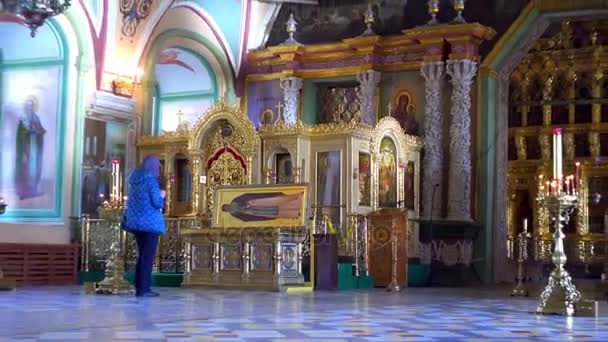 Sergiev Posad, Rusland - 8 juni 2016: Kerk van St. Sergius met refter (zogenaamde refter kerk) in Trinity Lavra. — Stockvideo