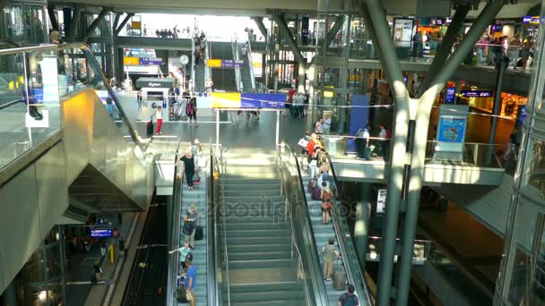 柏林，德国-2016 年 9 月 11 日︰ 柏林中央火车站是在柏林，德国主要的火车站。它坐落在网站上的具有历史意义的 Lehrter 班霍夫. — 图库视频影像