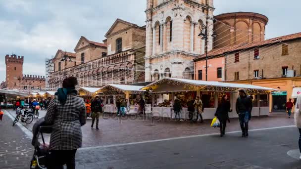 FERRARA, ITALIA - 25 DE NOVIEMBRE DE 2016: Feria de Navidad en Piazza Trento - Trieste sobre la catedral románica . — Vídeo de stock