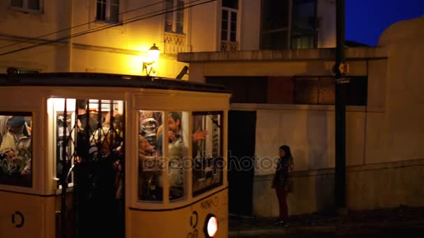 Lissabon, Portugal - Mart 24 2016: Gloria Funicular (Gloria Lift), is een kabelspoorweg lijn in civil parish in het bestuurlijke gebied van Santo Antonio. Het verbindt Pombaline - Bairro Alto. — Stockvideo