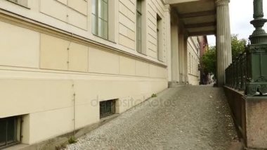 Eski Kütüphanesi'nde Bebelplatz 1 Berlin'in Mitte bölgesinde, Berlin Devlet Operası'nın karşısında bir binadır. İki bina kütüphane ve palais şimdi hukuk, Humboldt Üniversitesi Fakültesi merkezi bulunmaktadır.