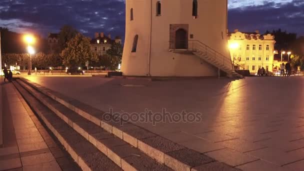 A torre de sino sobre a Catedral de Vilnius é a principal catedral católica romana da Lituânia. Está situado na Cidade Velha de Vilnius, mesmo à saída da Praça da Catedral. Dedicado aos Santos Estanislau e Ladislau . — Vídeo de Stock