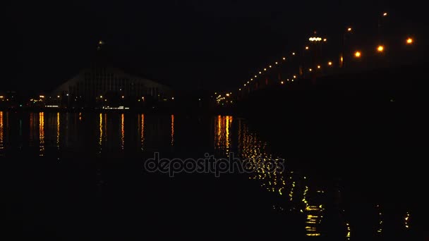 Edificio principal de la Biblioteca Nacional de Letonia en Riga por la noche. Biblioteca Nacional de Letonia es una institución cultural nacional bajo la supervisión del Ministerio de Cultura de Letonia . — Vídeos de Stock