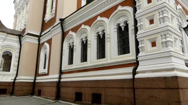 La cattedrale di Alexander Nevsky è una cattedrale ortodossa della città vecchia di Tallinn, in Estonia. È stato costruito su disegno di Mikhail Preobrazhensky in tipico stile russo Revival . — Video Stock