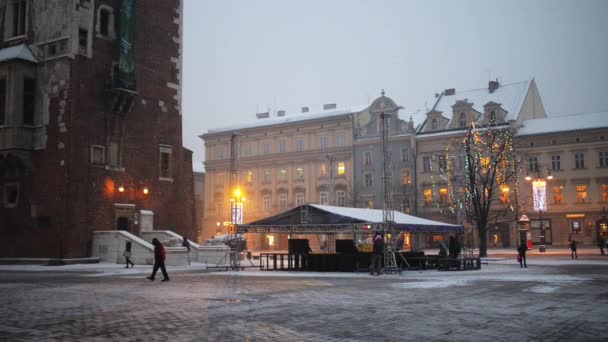 Παραστάσεις σκηνή για την Χριστουγεννιάτικη αγορά οδών σε κεντρική πλατεία της Κρακοβίας, Πολωνία. — Αρχείο Βίντεο
