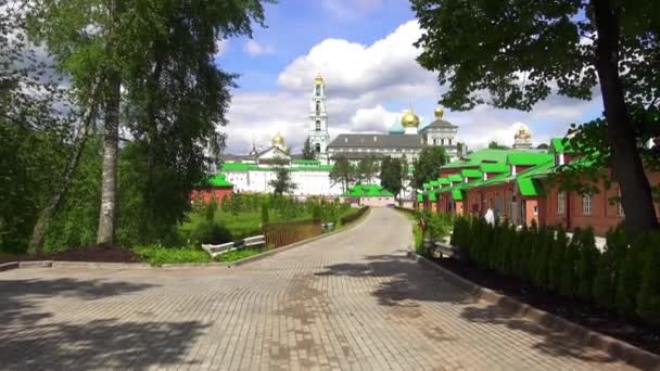 Trinity Lavra St Sergius en önemli Rus Manastırı ve Rus Ortodoks Kilisesi'nin ruhani merkezi olduğunu. Manastır şehri, Sergiyev Posad içinde Rusya Federasyonu yer almaktadır. — Stok video