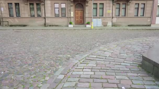 Old house on Rotuses aikste street 11 in Kaunas. Kaunas is second-largest city in Lithuania and has historically been leading centre of Lithuanian economic, academic, and cultural life. — Stock Video