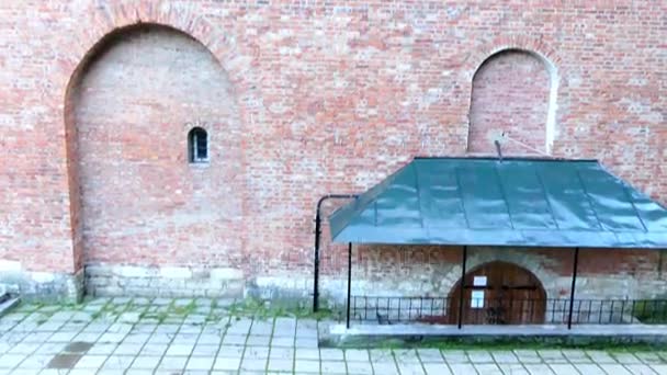 O Kremlin de Smolensk é a fortaleza, cercando o centro da cidade de Smolensk na Rússia ocidental. Parede parcialmente preservada foi construída entre 1595 e 1602 (Tsars Fyodor I Ioannovich e Boris Godunov ). — Vídeo de Stock