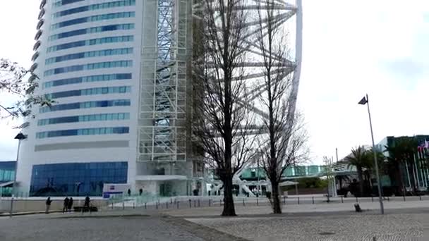 LISBOA, PORTUGAL - MART 28 2016: Torre Vasco da Gama é uma torre treliçada de 145 m com arranha-céus construída sobre o rio Tejo, nomeada em homenagem ao explorador, que foi o primeiro europeu a chegar à Índia à vela, em 1498 . — Vídeo de Stock