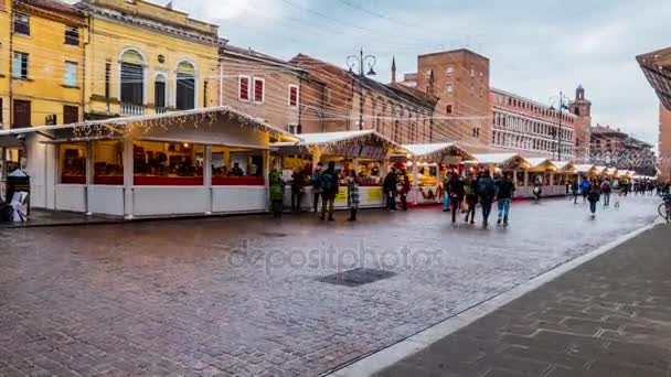 Ferrara, İtalya - 2016 25 Kasım: Noel adil doğum Via Trento - Trieste Romanesk Katedral hakkında. — Stok video