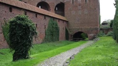 Castle, Germen sırasına göre Malbork yüzey alanı tarafından dünyanın en büyük kalesidir. Bir Ordensburg kale şeklinde Töton Şövalyeleri tarafından Marienburg, Prusya içinde inşa edilmiş.