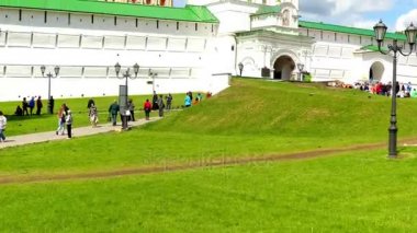Trinity Lavra St Sergius en önemli Rus Manastırı ve Rus Ortodoks Kilisesi'nin ruhani merkezi olduğunu. Manastır şehri, Sergiyev Posad içinde Rusya Federasyonu yer almaktadır.