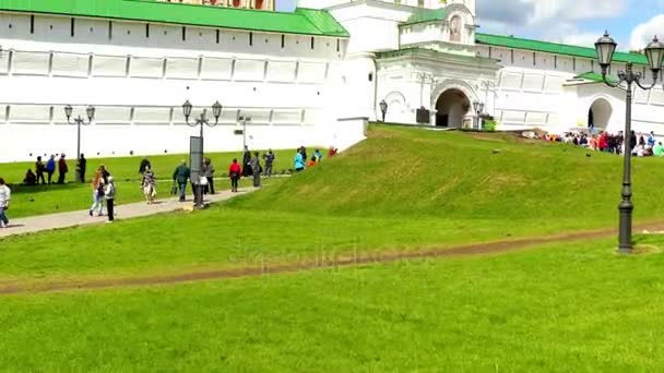 Trinidad Lavra de San Sergio es el monasterio ruso más importante y el centro espiritual de la Iglesia ortodoxa rusa. Monasterio está situado en la ciudad de Sergiyev Posad, Federación Rusa . — Vídeos de Stock