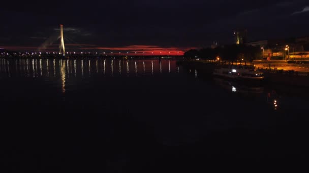 Die Vansu-Brücke in Riga ist eine Schrägseilbrücke, die den Fluss Daugava in Riga, der Hauptstadt Lettlands, überquert. Es ist eine von fünf Brücken über Daugava in Riga und führt über die Insel Psala. — Stockvideo