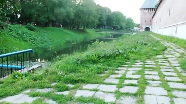Smolensk Kremlin adalah sebuah benteng, yang melingkupi pusat kota Smolensk di barat Rusia. Sebagian tembok benteng yang dilestarikan dibangun antara tahun 1595 dan 1602 (Tsar Fyodor I Ioannovich dan Boris Godunov ). — Stok Video