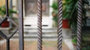 Metal Ferforje çit yakın çekim eski bir Avrupa Şehir Merkezi.