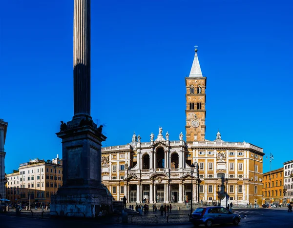 Βασιλική di santa maria maggiore στη Ρώμη, Ιταλία从水里跳跃在日落粉红色 — Stockfoto