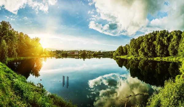 Zonsondergang op de rivier — Stockfoto