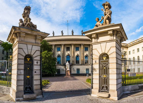 Monument van Hermann Helmholtz in Berlijn, Duitsland — Stockfoto