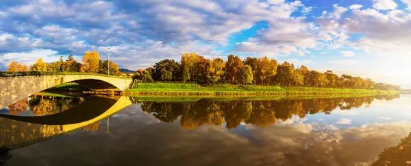 弗洛伦斯背景的阿尔诺河的全景 — 图库照片