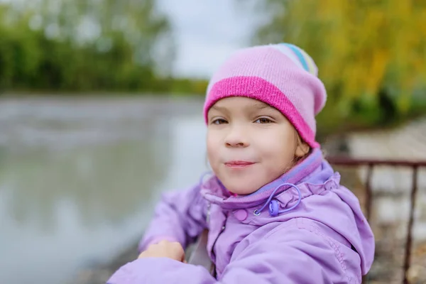 Jolie petite fille en ville d'automne — Photo