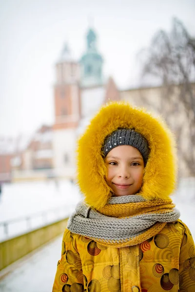 Pequeña chica hermosa camina cerca de Wawel en Cracovia —  Fotos de Stock