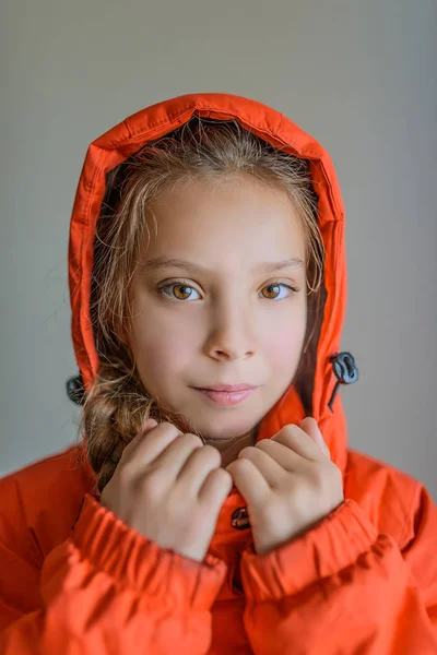 Schönes kleines Mädchen in roter Jacke mit Kapuze — Stockfoto
